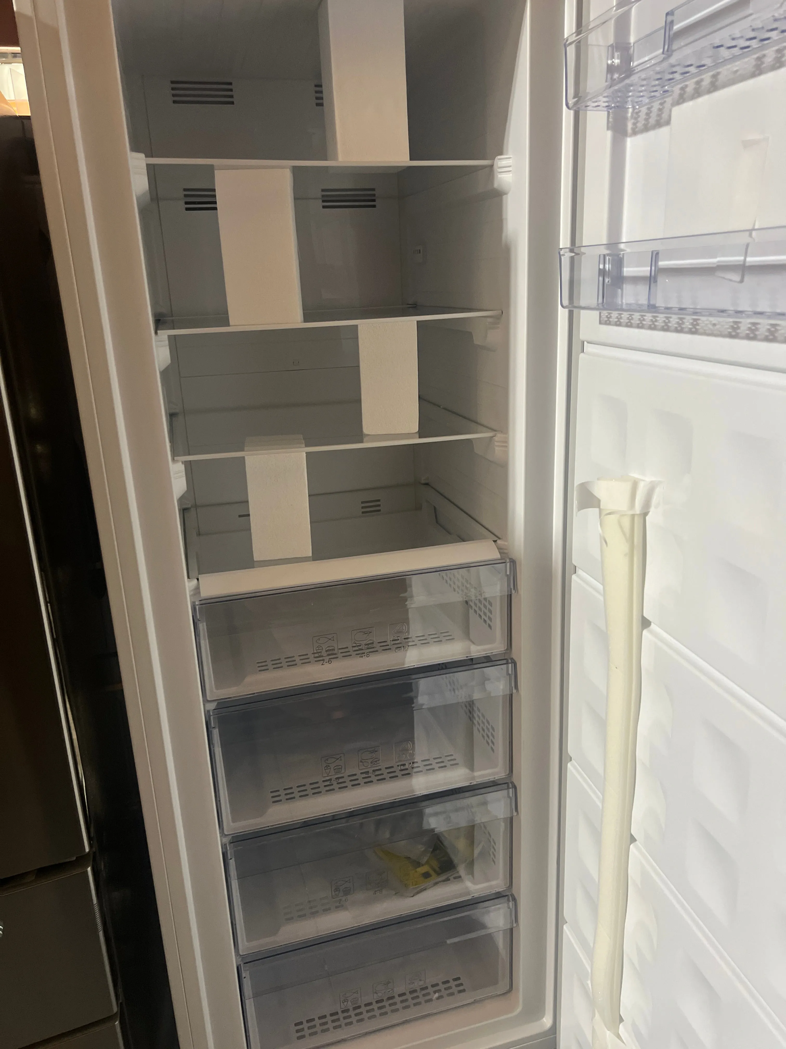 Beko 28" Upright Freezer with Auto Ice